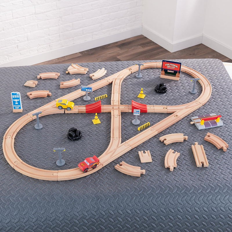 KidKraft Disney Pixar Cars 3 Autorennbahn aus Holz für Kinder, Eisenbahn Set mit Lightning McQueen-F