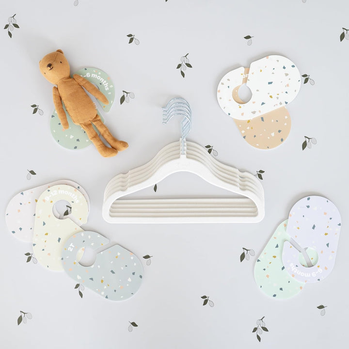 3 Sprouts Baby-Schrank-Organizer-Set – 15 Kinderzimmer-Kleiderbügel mit Trennwänden in 8 Grössen, Sc
