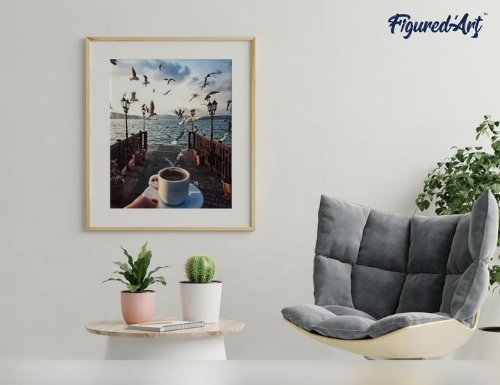 Figured'Art Malen Nach Zahlen Erwachsene Mit Rahmen Kaffee und Möwen am Wasser - Paint by Numbers Ba