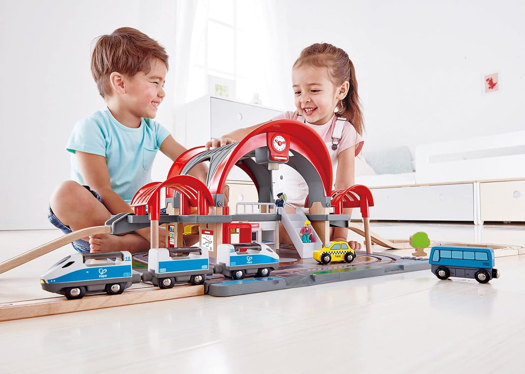 Grossstadtbahnhof von Hape | Bahnhofsset für Fantasiespiele aus Holz und mit Projektor und Rekorder
