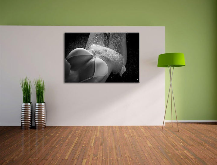 Pixxprint Frau im Bikini unter Einer Dusche als Leinwandbild/Grösse: 100x70 cm/Wandbild/Kunstdruck/f