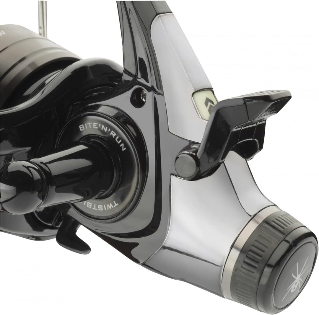 Daiwa - Black Widow Baitrunner/Freespool Rollen Grössen 3500A/4000A/4500A/5000A Karpfen Hecht Lachs