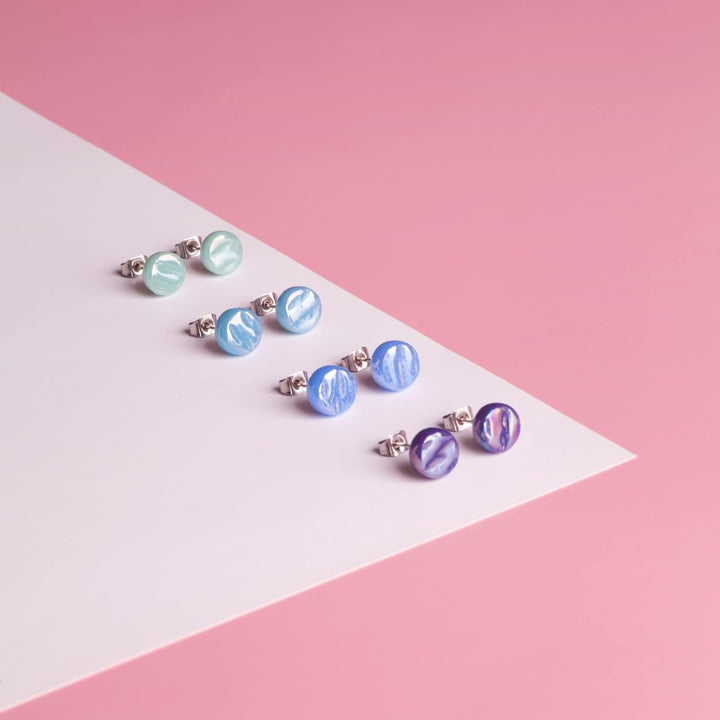 Runde Ohrstecker mit blauem Stein in Perlmuttoptik • Bunte Ohrringe für Damen • Nachhaltiger Modesch