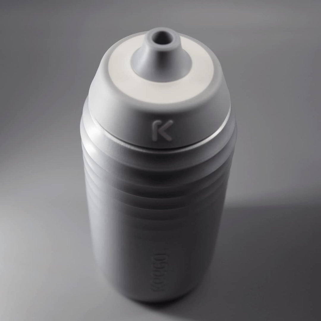 KEEGO | Die Evolution der Sportflasche | Elastisches Titan | Schützt vor Plastik im Wasser | Leicht