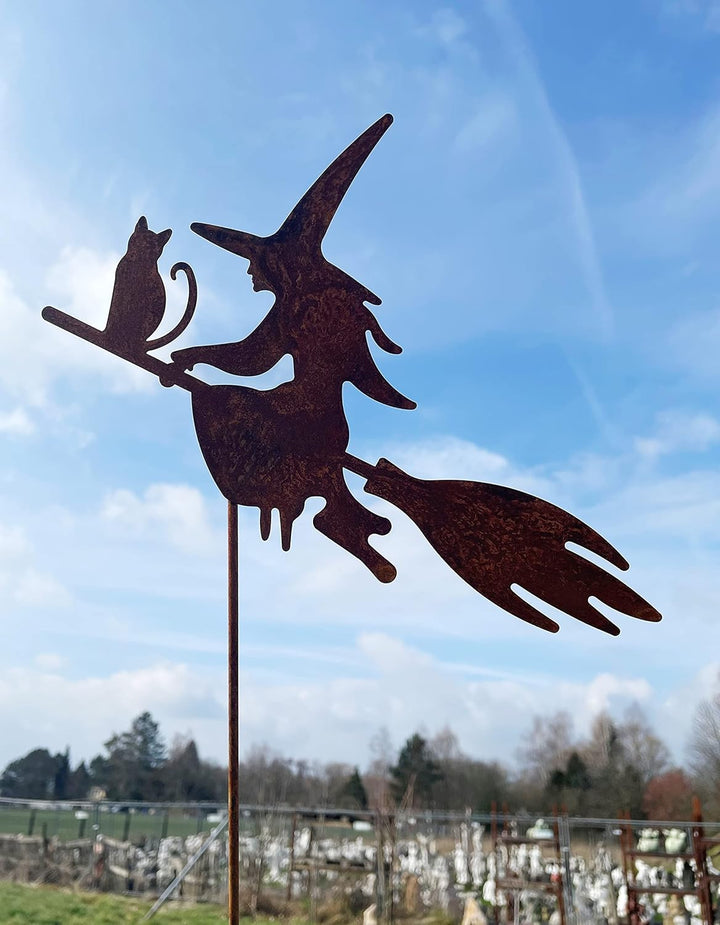 Gartenfigur Hexe mit Katze auf Besen fliegend 35x40cm + Stab Gartenstecker Edelrost Gartendeko Wette