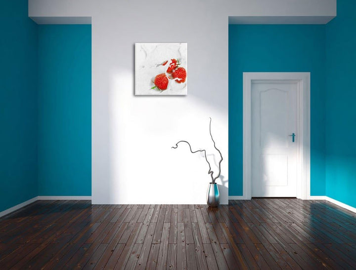 Pixxprint Erdbeeren Schwimmen in Milch als Leinwandbild Quadratisch/Grösse: 70x70 / Wandbild/Kunstdr