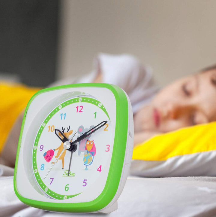 SELVA Quarzwecker für die Einschulung mit REH, Koala und Eule Motiv grün/weiss. Schleichende Sekunde