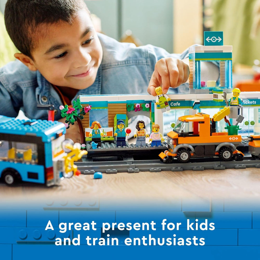 Lego 60335 City Der Bahnhof: Stadtabenteuer mit Bus, Hubwagen, 6 Minifiguren, Strassenschilder, komp