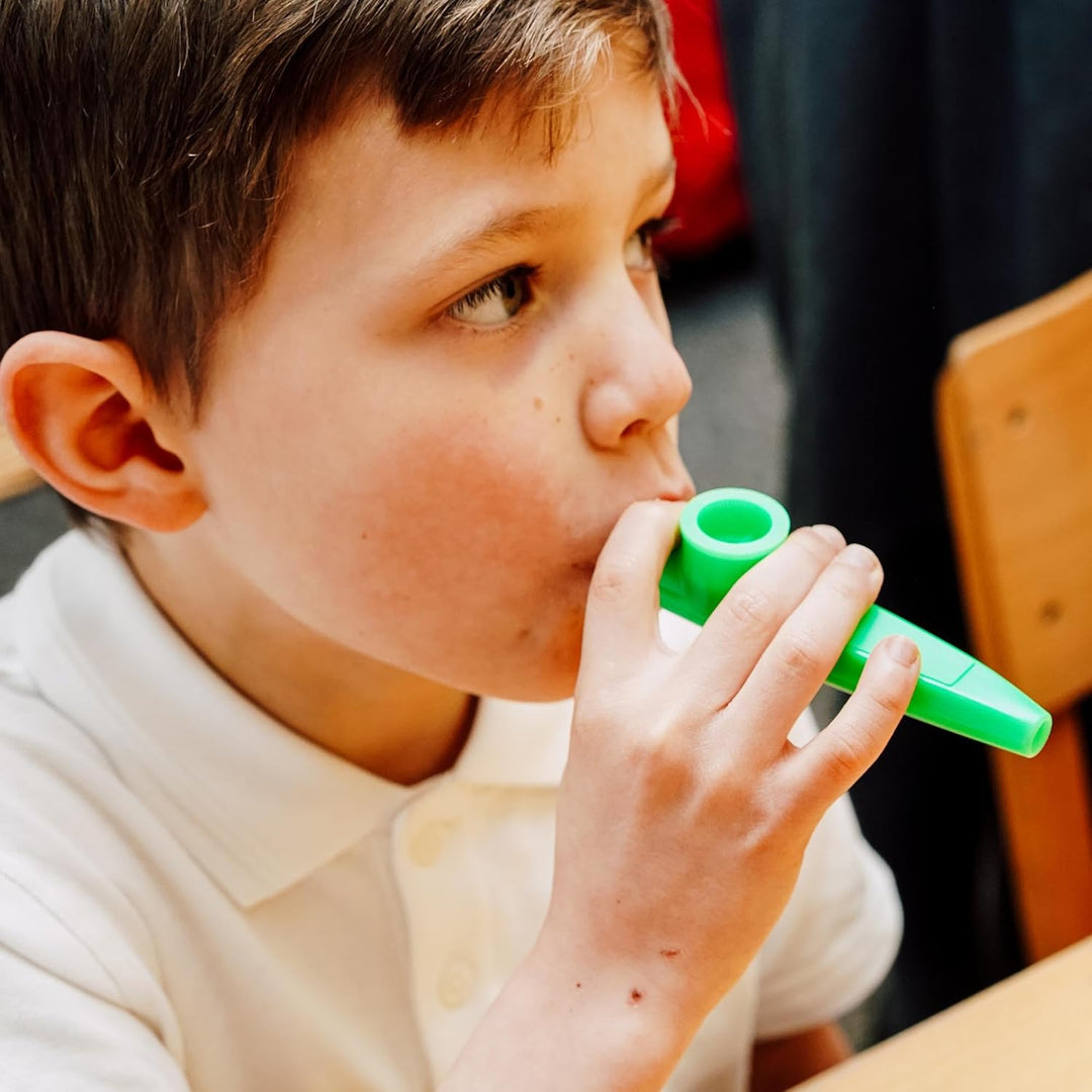 A-Star Kunststoff-Kazoos in mehreren Farben – Packung mit 40 Stück – in Kunststoffwanne mit Tragegri