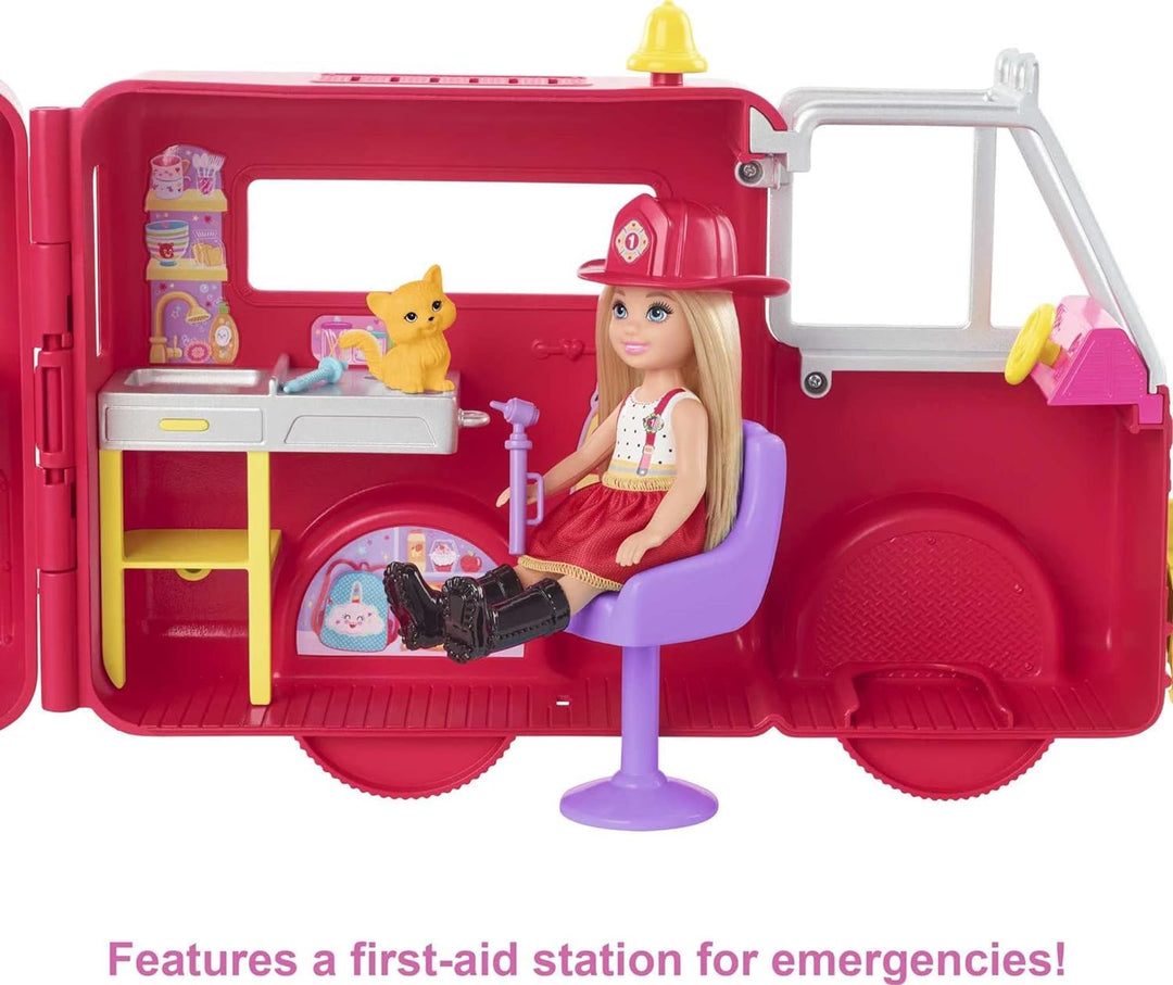 Barbie HCK73 - Feuerwehrauto Spielset, Chelsea Puppe (ca 18 cm), ausklappbares Feuerwehrauto, 15+ Zu