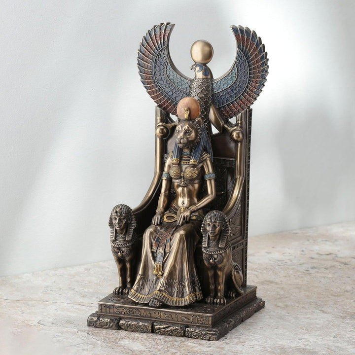 Antike Ägyptische Göttin der Heilung Sachmet sitzend auf Thron Statue