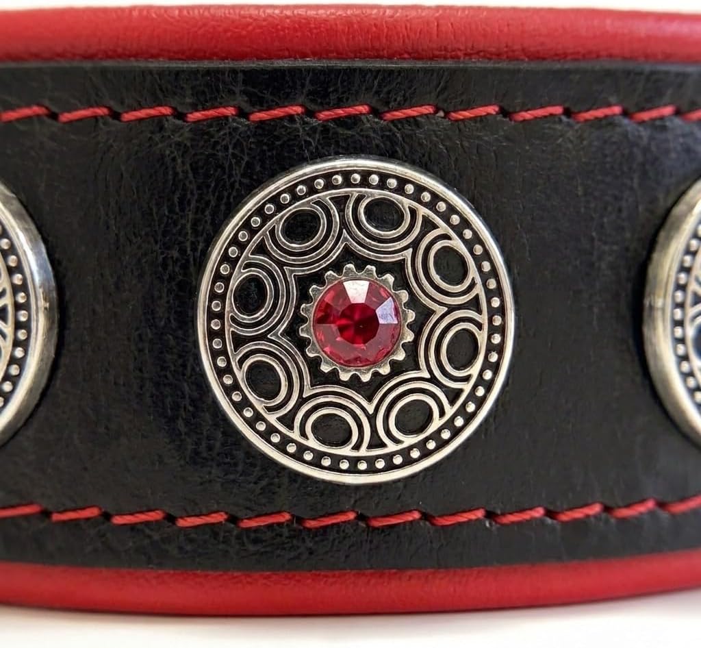 Bestia Bijou Hundehalsband mit Zierconchos. 100% Leder. Weich gepolstert. Handgefertigt in Europa! X