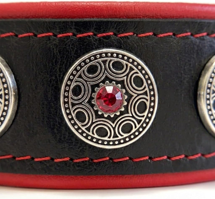 Bestia Bijou Hundehalsband mit Zierconchos. 100% Leder. Weich gepolstert. Handgefertigt in Europa! X