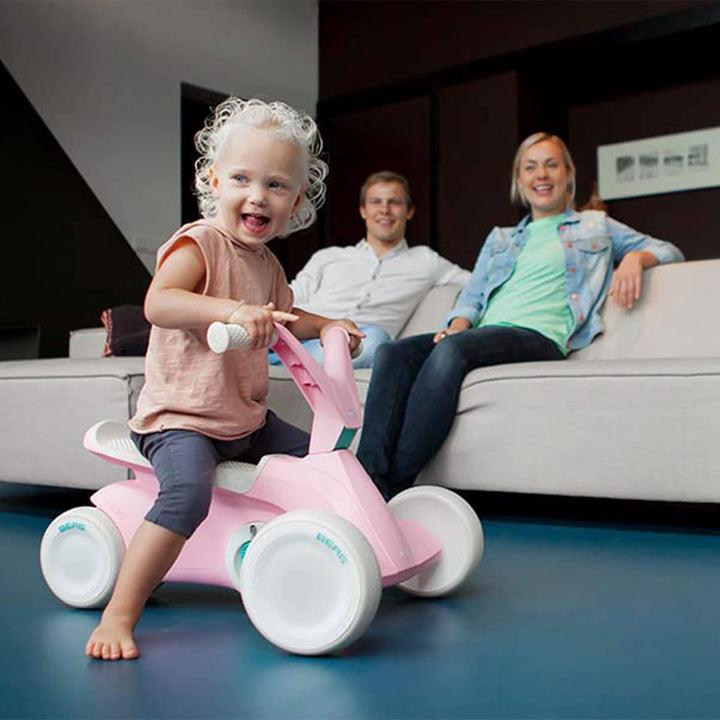 BERG GO2 2in1 Rutschauto Rosa | Kinderrutscher & Laufrad ab 1 Jahr | Kinderauto mit ausklappbaren Pe