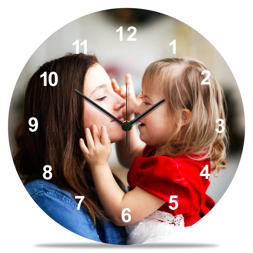 GRAVURZEILE Wanduhr aus Holz - Mit Foto Bild Personalisiert - Geräuscharm kein Ticken - 30 cm Ø - De