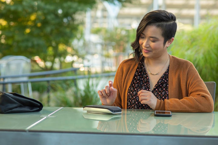 Poly Sync 20 Persönlicher, tragbarer Smart-Konferenzlautsprecher (Plantronics), USB-C, bis 20 Std Ak
