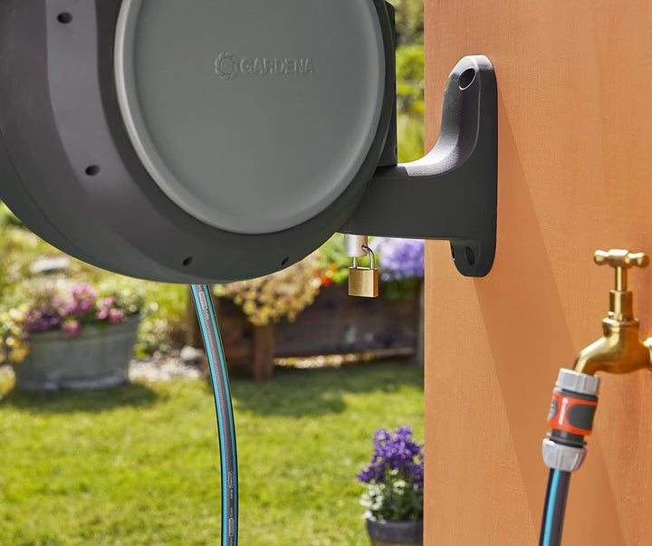 Gardena 8045 1,8 m Wandmontage, einziehbare Spule mit Schlauchführung, Fuss, grau 66 ft mit extra Sc