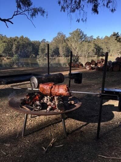 "The Little Aussie Legend Basisset – Rotisserie Set für Outdoor BBQ, Autonome Camping Kochset, Bushm