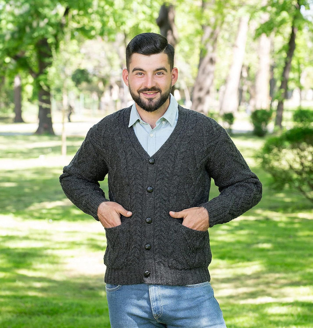 SAOL Herren Aran Irish Cable Knit Strickjacke Cardigan aus 100% Merinowolle mit V-Ausschnitt und Knö