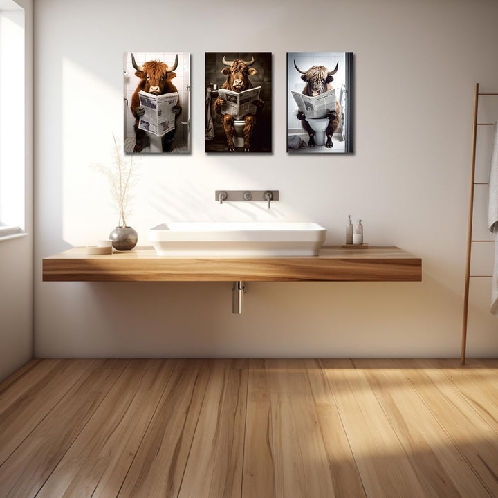 LZIMU Badezimmer Wanddekoration 3-teilig Highland-Kuh die auf der Toilette sitzt und Zeitung liest L