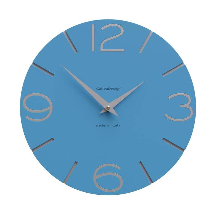 CALLEADESIGN Wanduhr Smile Hellblau und Aluminium Rund 30 cm Schlichtes und modernes Design Geräusch