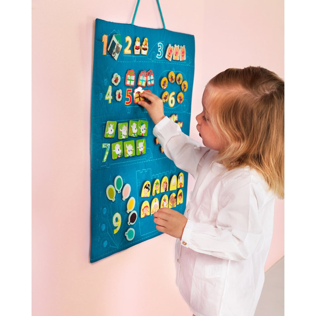 Lilliputiens 83079 Zähltafel für Kinder mit Aufhängung, Masse: 55x45x1cm, ab 3 Jahren