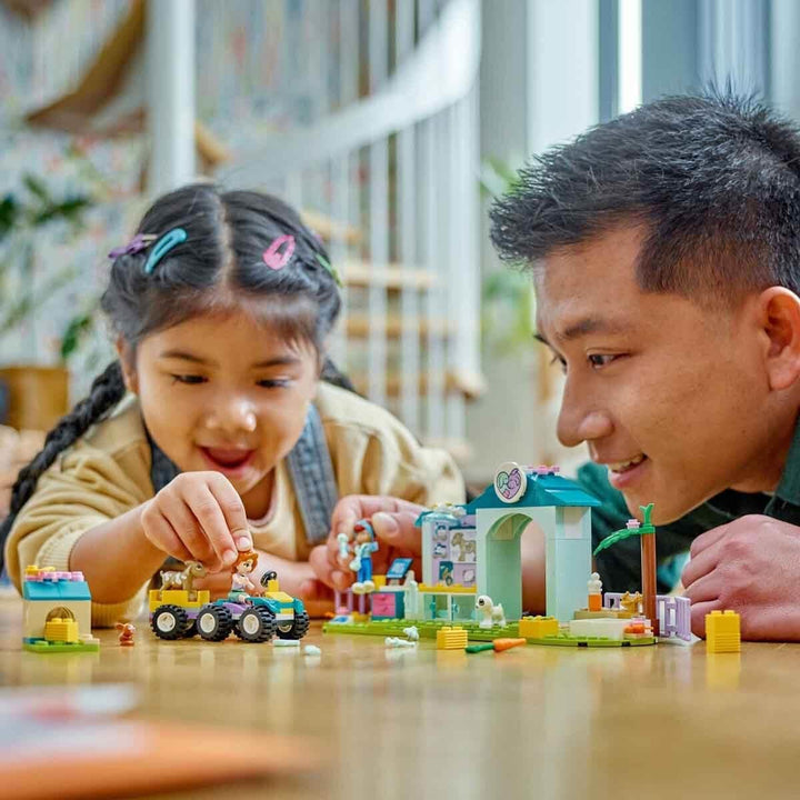 LEGO Friends Farmtierklinik, Bauernhof-Set mit Tierarzt-Spielzeug für Kinder ab 4 Jahren, Enthält 2
