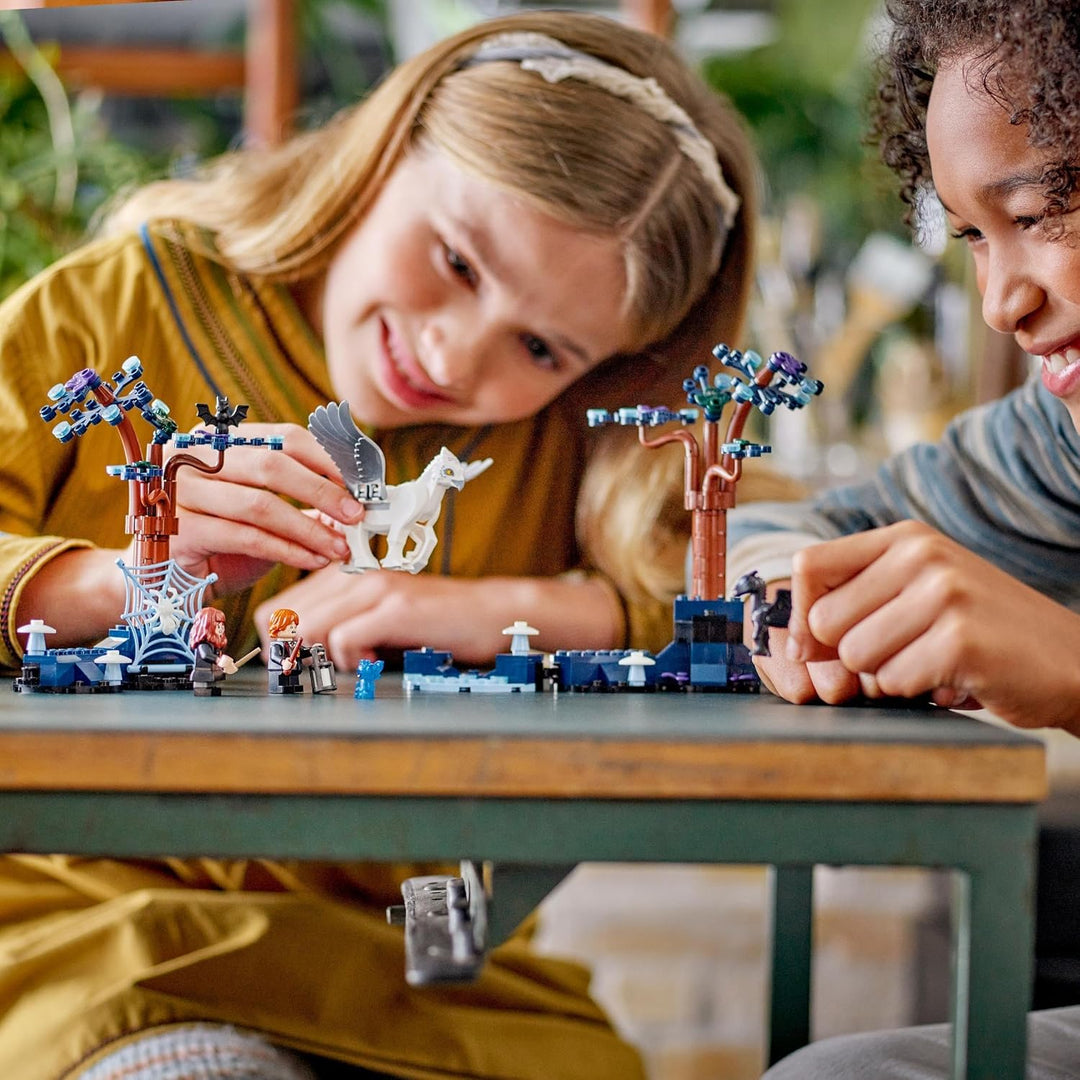 LEGO Harry Potter Der verbotene Wald: Magische Wesen Spielzeug mit Hermine und Ron-Figuren, Plus Fan