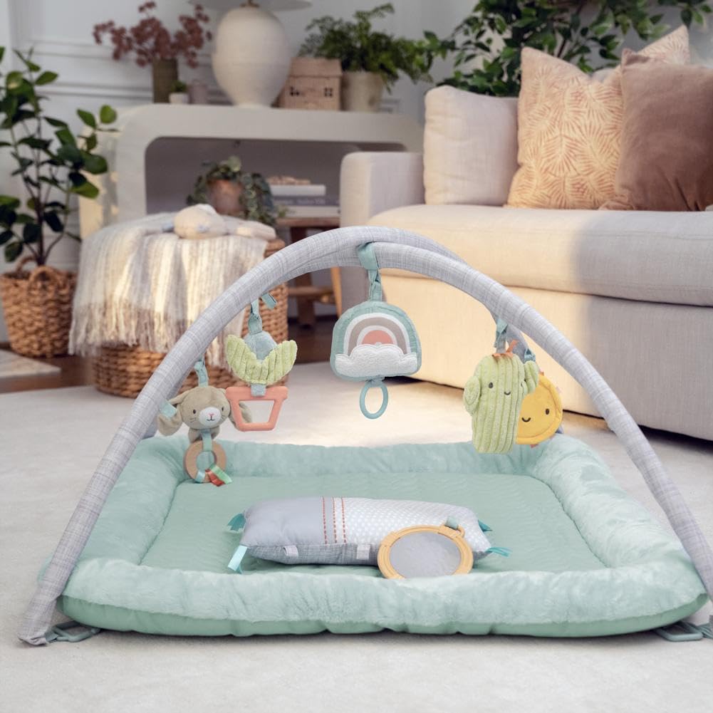 Ingenuity - Calm Springs Plüsch Spielbogen für Baby, Ultra-Soft Premium Matte, inkl. Spielzeuge, Cal