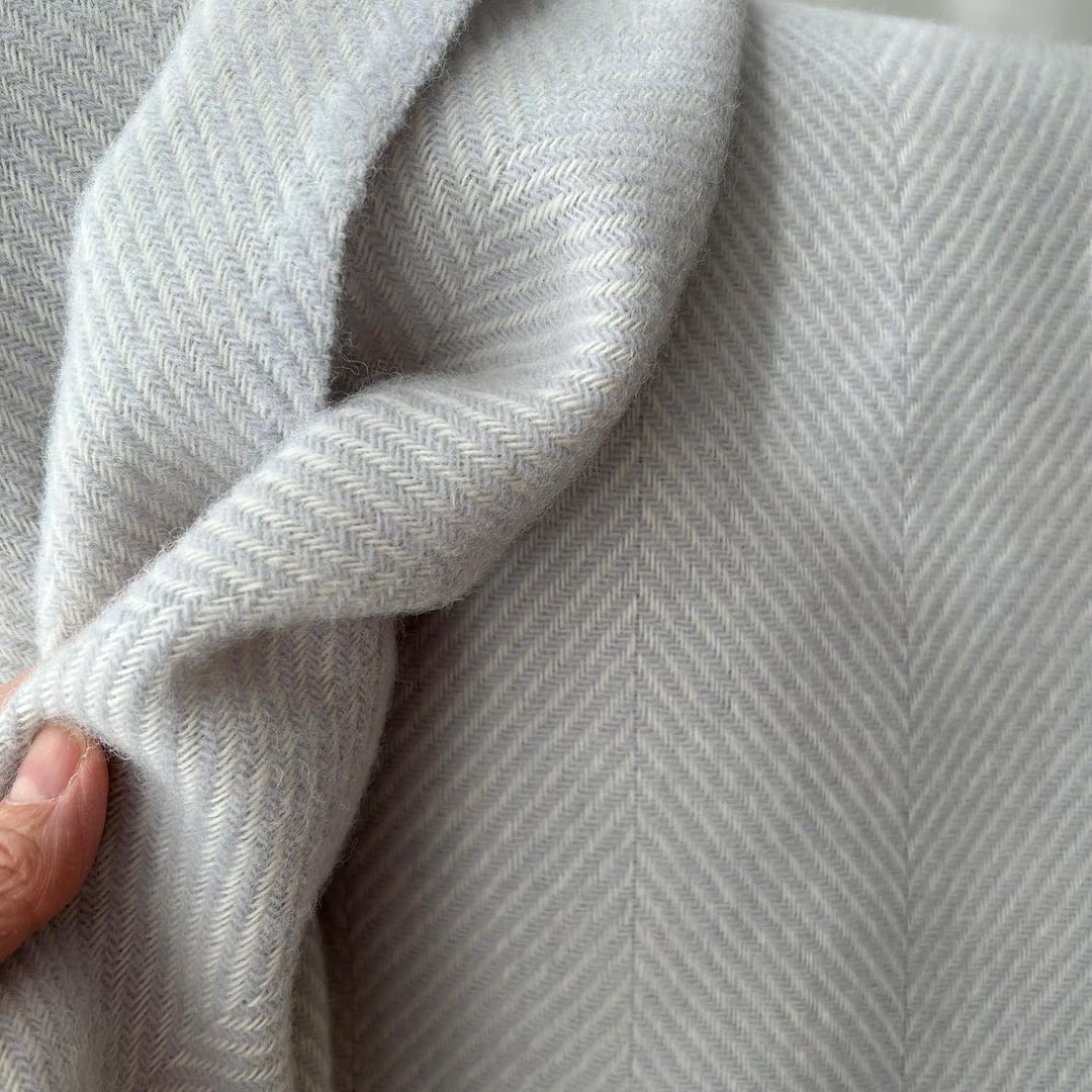 JOWOLLINA Wolldecke Plaid mit Fransen 100% Merinowolle (Herringbone Eisgrau, 130x180 cm) 130x180 cm