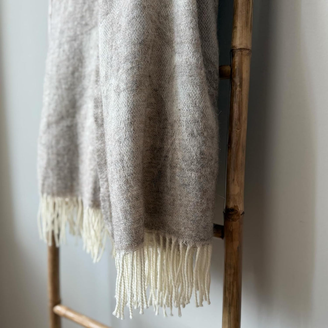 JOWOLLINA Wolldecke Plaid mit Fransen 100% Merinowolle (130x180 cm, Herringbone Grau) 130x180 cm Her