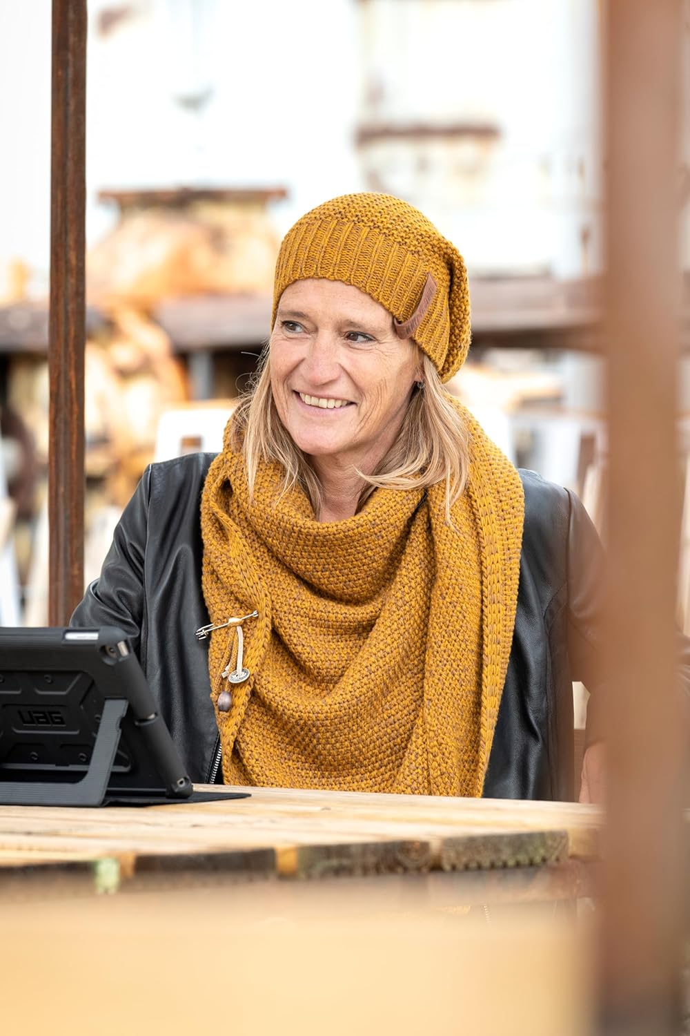 KNIT FACTORY - Dreiecksschal Coco - Damen Strickschal mit Wolle - Umschlagtuch für den Herbst und Wi