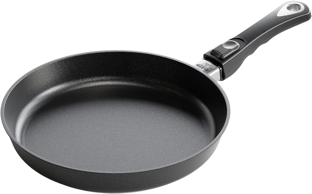 AMT Gastroguss Sonder-Edition Klaus grillt, Ø 28 cm, 5 cm hoch, abnehmbarer Stiel, nachhaltig und kl