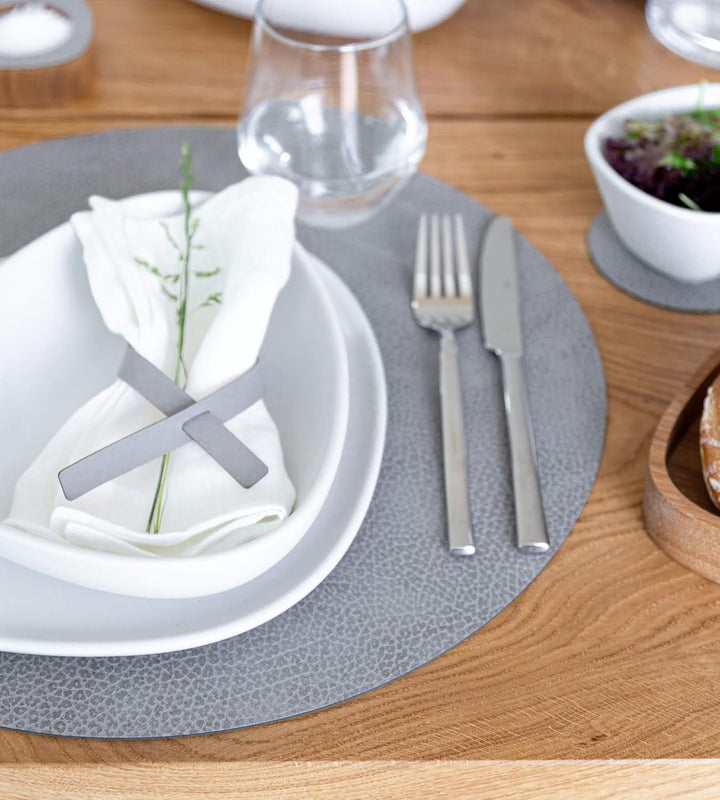 LindDNA Tischset Circle aus Recyceltem Leder in der Farbe Anthrazit-Grey, Masse: 40cm x 40cm x 0,2cm
