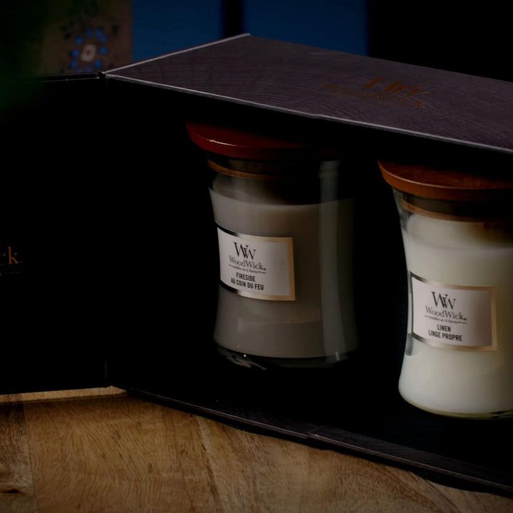 WoodWick Duftkerzen-Geschenkset | Fireside & Linen, Duftkerze im Sanduhrglas mit knisternden Dochten
