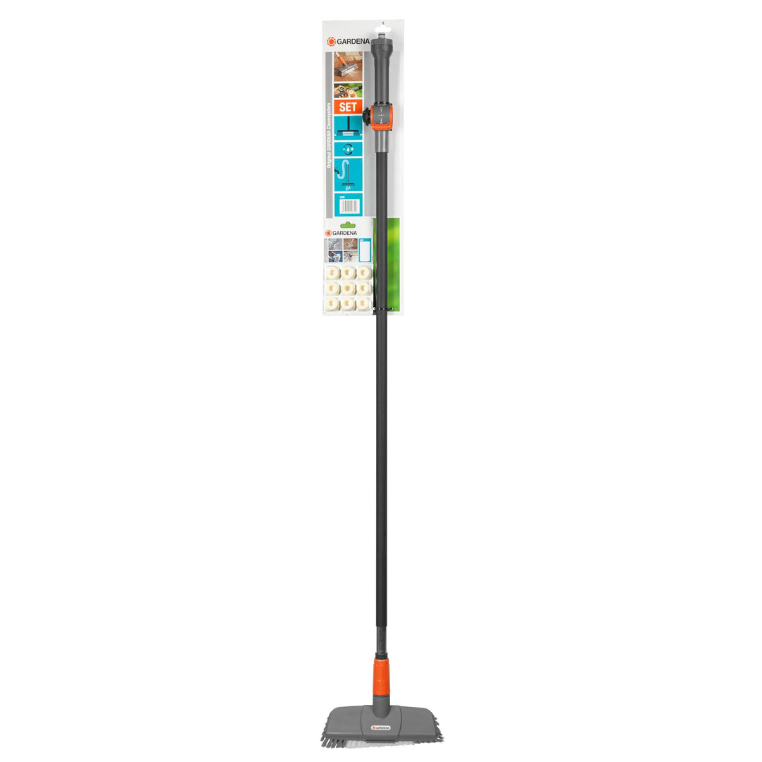 Gardena Bodenwasch-Set: Praktisches Reinigungsset für Terrasse und Garten, enthält Cleansystem Komfo