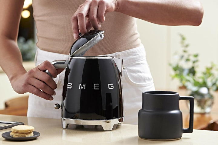 Smeg, Kleiner elektrischer Wasserkocher KLF05BLEU 0,8 L, Edelstahlfilter, Sicherheitsabschaltung, Wa