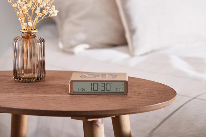 Lexon Flip Classic Digitaler Wecker mit umkehrbaren EIN/Aus-Seiten, wiederaufladbare Nachttischuhr m