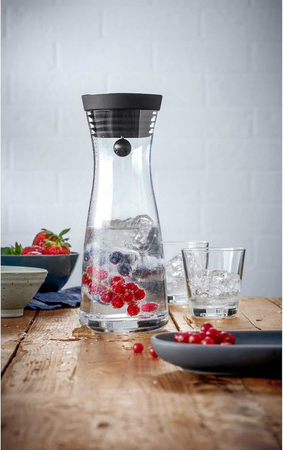 WMF Basic Wasserkaraffe 0,75l Höhe 23,7cm Glaskaraffe Karaffe CloseUp-Verschluss schwarz Glas Cromar