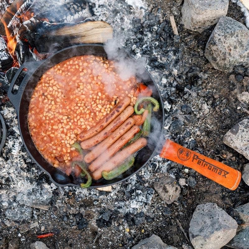Petromax Feuerpfanne mit Stiel - Pfanne aus Gusseisen für alle Grill- und Herdarten, Gasflamme, Back