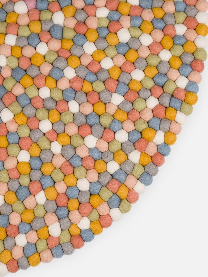 myfelt Liese Filzkugelteppich — Ø 70 cm, ideal für Schlaf-, Wohn-, Kinderzimmer, Flur & Bad, Gelb/Bl