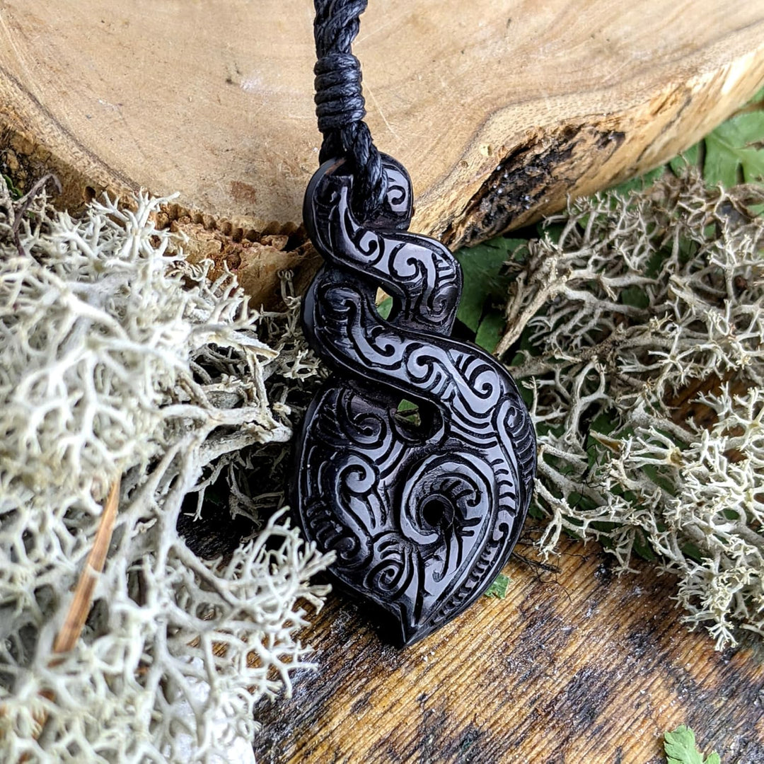 81stgeneration Unisex Geschnitzter Horn Gravierter Koru Moari Doppel Pikorua Anhänger Halskette