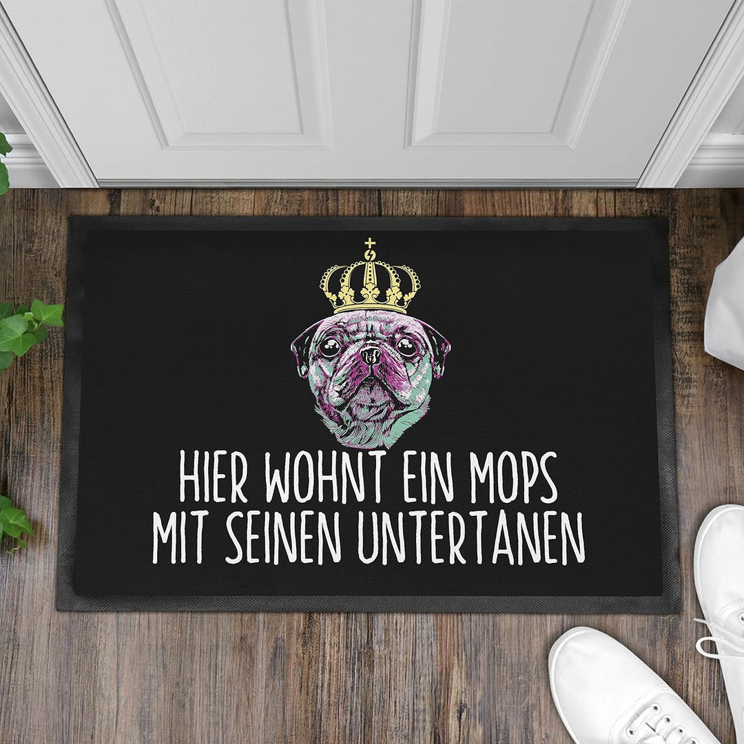 Trendation - Mops Fussmatte Hier Wohnt EIN Mops Mit Seinen Untertanen Fussmatte Mops-Besitzer Gesche