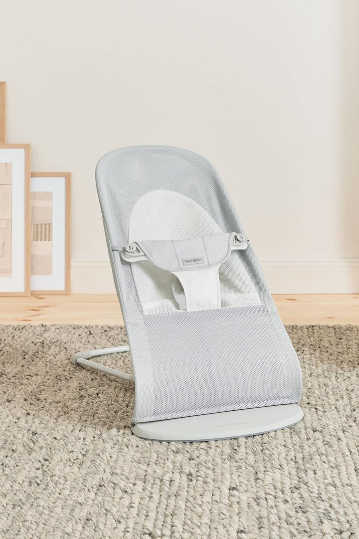 BabyBjörn Babywippe Balance Soft, Hellgrauer Rahmen, Netzstoff, Silber/Weiss