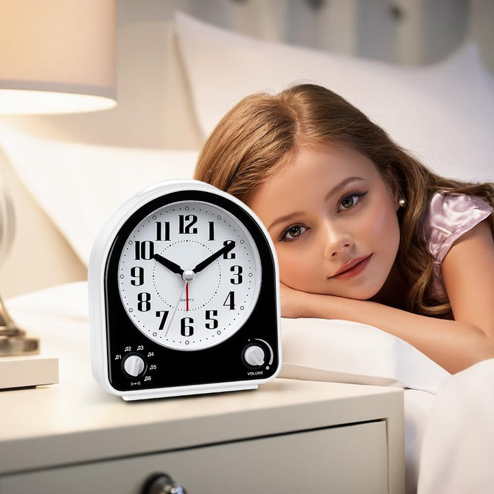 Eachui Analog Wecker mit 7 Alarmtöne, Nachtlicht, Snooze, Kein Ticken, Geräuschlos mit Einstellbare