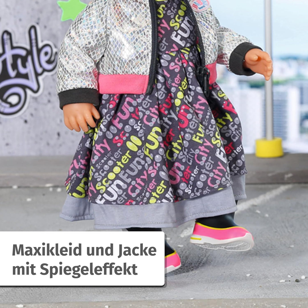 Baby Born E Scooter Outfit 43cm, Set für 43 cm Puppen mit Buntem Puppenkleid, Jacke und Mütze, 83767