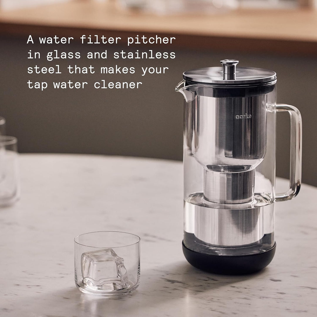Aarke Purifier, Wasserfilterkanne aus Glas und Edelstahl (2,4 L / 10 Tassen) + 3er-Pack Pure Filter-