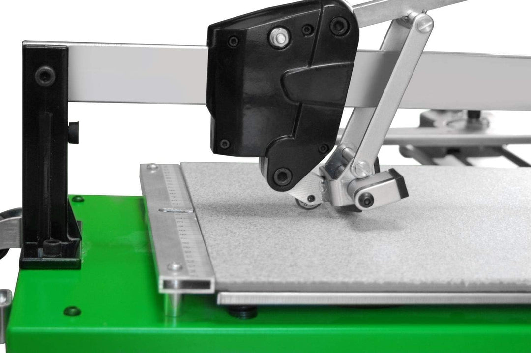 Fliesenschneider BTC 900 mit einer Gesamtschnittlänge von 900 mm und einem integrierten