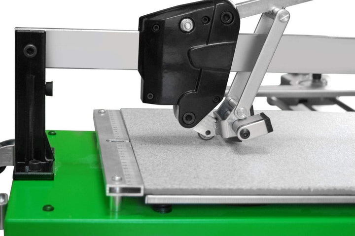 Fliesenschneider BTC 900 mit einer Gesamtschnittlänge von 900 mm und einem integrierten