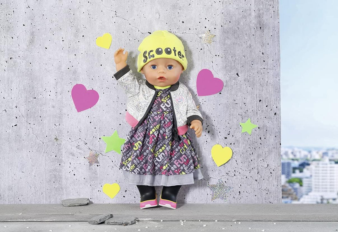 BABY born Deluxe Scooter Outfit, buntes Puppenkleid mit Jacke, Mütze und Stiefeln für 43 cm Puppen,